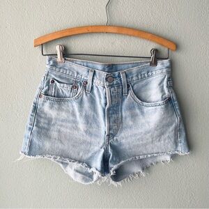 Levi’s | Light Wash 501 Button-Fly Cut-Off Raw-Hem Jean Shorts | 2021